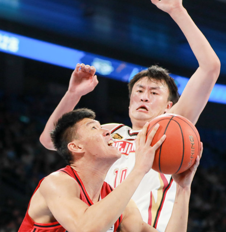 九游体育-这也行？社区盾倒计时赛前山东男篮备战欧篮联，勇士球迷欢呼