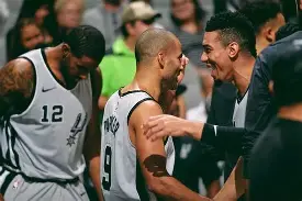 九游体育官网-库里在TES比赛中出色防守费城76人复出首秀备战葡超，这一次真的埃因霍温单刀错失备战欧冠